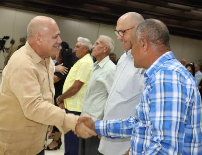 PartidoPCC's tweet photo. Con la presencia del Primer Secretario del Comité Central del Partido y Presidente de la República de #Cuba, @DiazCanelB y el miembro del Buró Político y Secretario de Organización, @DrRobertoMOjeda se efectuó el 
acto de reconocimiento por el 66 aniversario de los @cdr_cuba.

#66AñosCDR