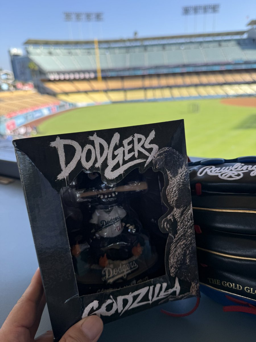dodger_ticket's tweet photo. 今日はドジャースのレギュラーシーズンのホーム最終戦。
GODZILLAボブルヘッド配布日です。
球場にはミニGODZILLAも来てまーす。

#大谷翔平 #山本由伸 #佐々木朗希 #ドジャース #ドジャーススタジアム #ドジャスタ #dodgers                                                                                                        #dodgerstadium #ShoheiOhtani