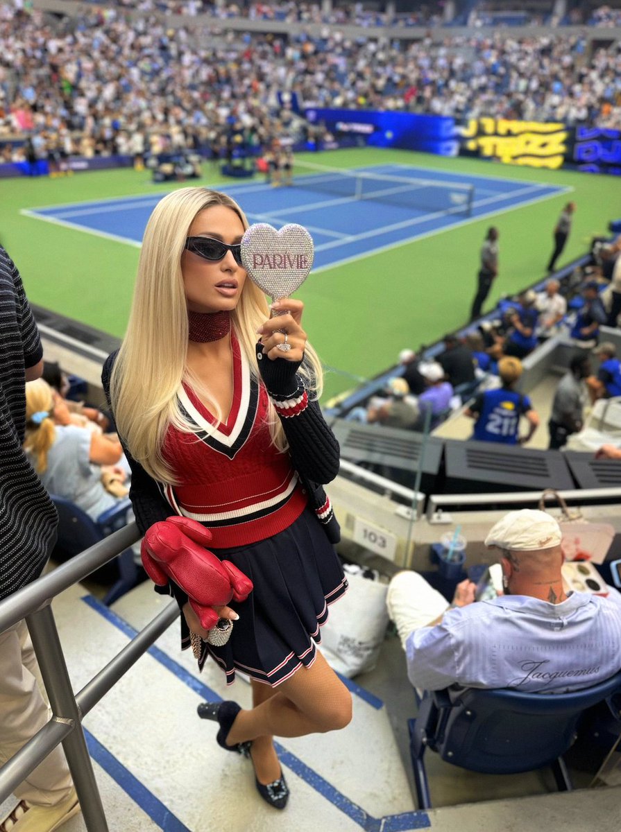 ParisHilton's tweet photo. Serving courtside 🎾✨💖 #USOpen https://t.co/pOmJPEdOwF
