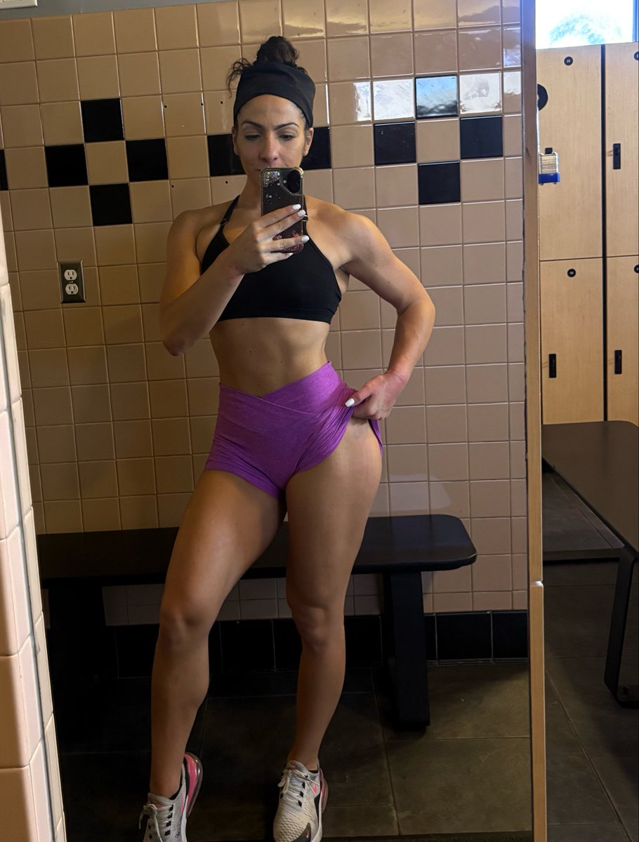 NotLizBrody's tweet photo. Mid workout pump pic 😆💜 https://t.co/hDNfnsqPgk