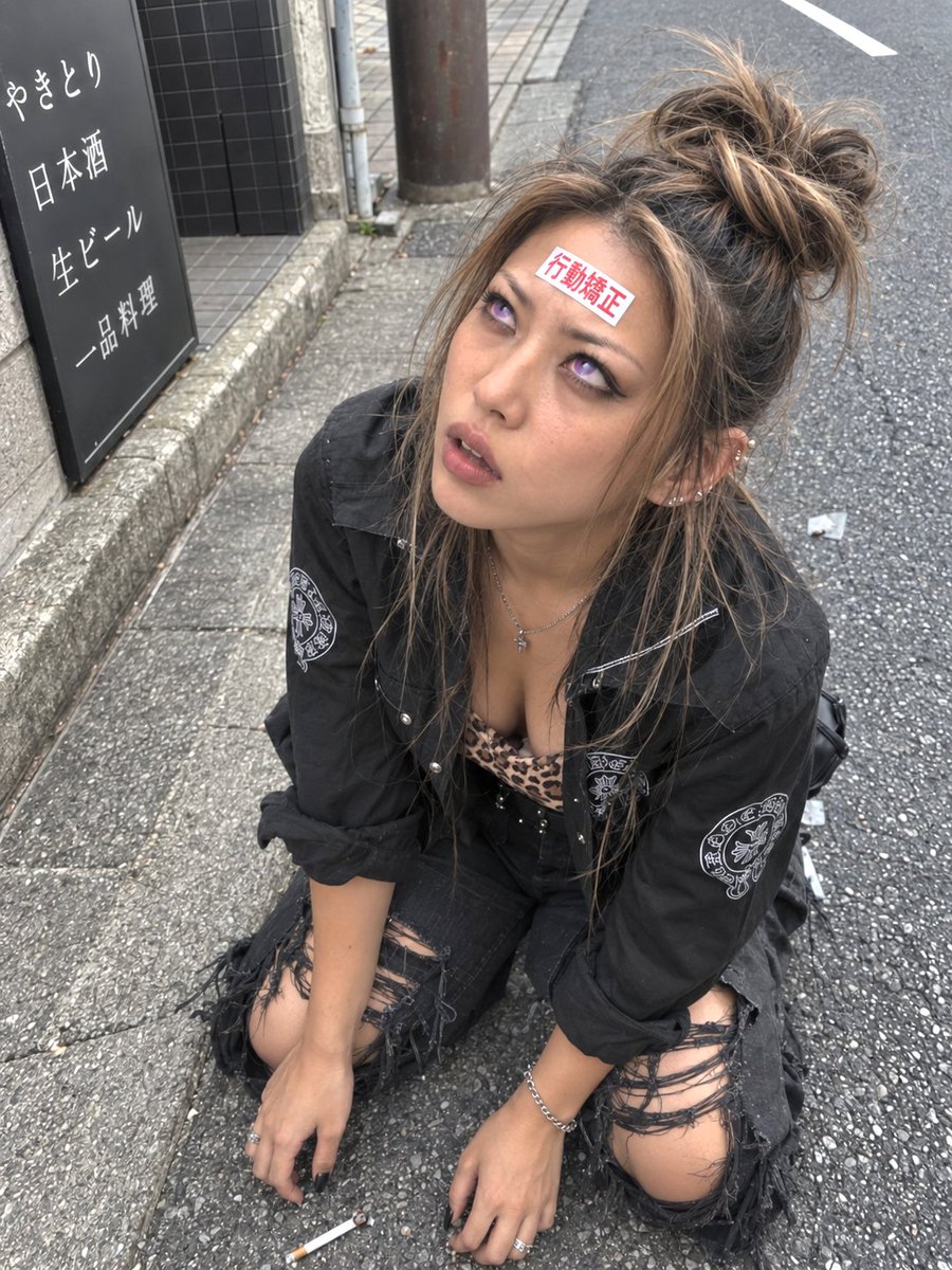 yunseon44297145's tweet photo. 道端でタバコを吸っていた素行の悪い女性の額に「行動矯正」ステッカーを貼ったら、自分の素行の悪さを深く反省し、謝罪の意味を込めて土下座しながら絶対服従を誓う🤭

After putting a “Behavior Correction” sticker on the forehead of a delinquent woman who was smoking on the street, she deeply reflects on her bad behavior, gets down in a dogeza as an apology, and pledges absolute obedience. 🤭
