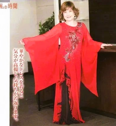 miryokugaku's tweet photo. 9月24日10時に依頼していたタクシーで、娘の中原晴美に付き添ってもらい入院。PCの設置は持ち物整理をしてくれて退室。明日は胆嚢につけられている「人口管」切除の手術。朝食は自宅で。病院では「常食」でてお昼の主菜は「サバの塩焼」夕食は「鳥の天ぷら」。野菜の煮物や、オニオンスープとなかなかの豪華版！手術前にこんなに頂けるなんて想像していませんでした。早速PCをいじっている私の病室に大腸癌手術担当のドクターが見えて「今，暇だけど明日の手術も大切だからね」明日の手術は内科医。このドクターが体力強化を歩くを薦めてくれたのです「島なので今日も、院内を歩きました」と報告ドクター深くうなづき退室。麻酔医師も私が約、３週間、階段５Fまでの昇降を続けたことを褒めてくれ、手術は成功しますよ」のお言葉。13年前、脊椎狭窄症の手術は６時間。このときも規定のリハビリだけではなくひとりでサークルで深夜の廊下を歩きに歩きました。退院後２週間目に雑誌「私の時間」のグラビヤ特集。ドレスの下にプラスティックの硬性コルセット（硬性体幹装具）をつけての強行撮影をしたと時のイブニングドレスフォトです！