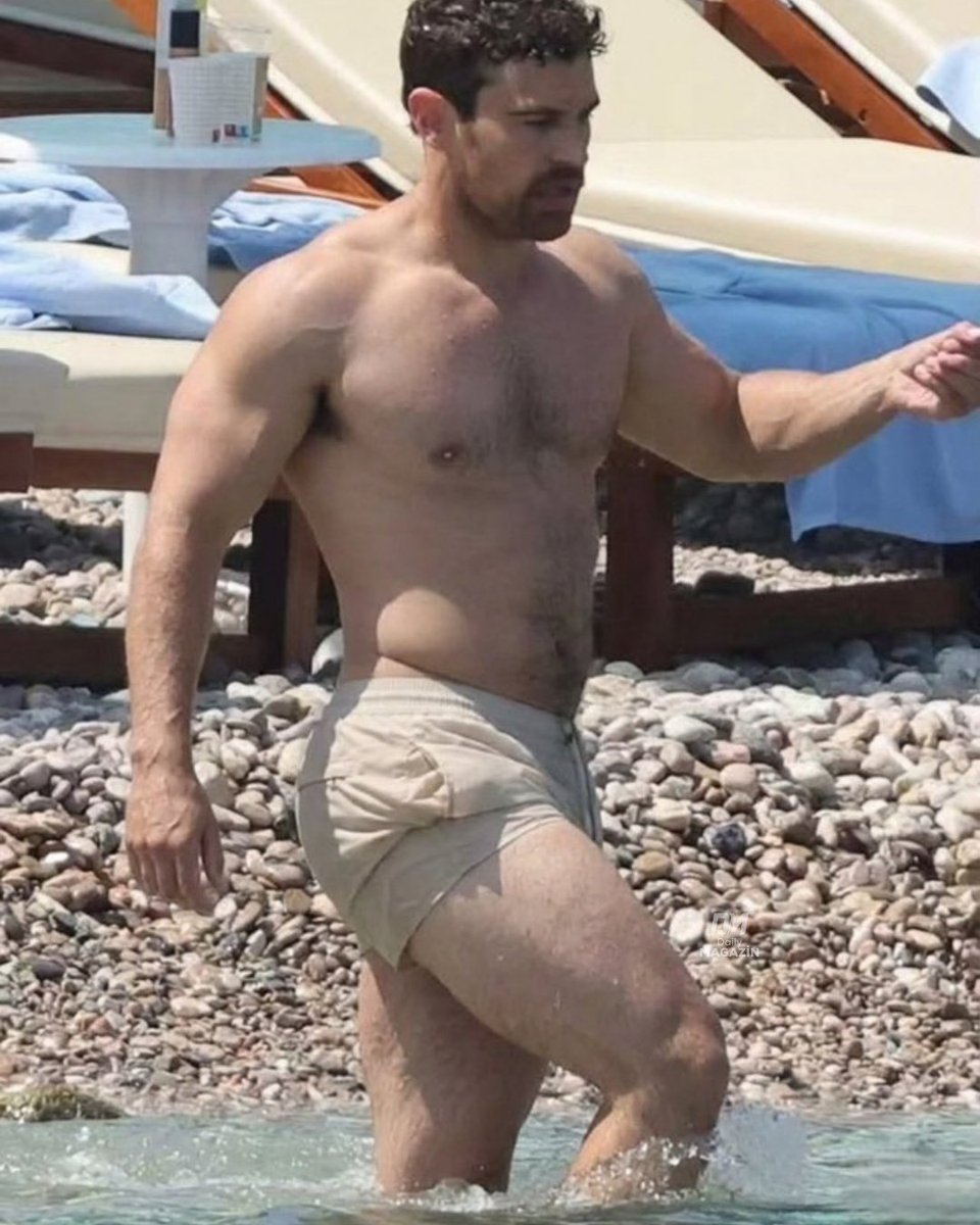 daily_magazin's tweet photo. Theo James, pehlivan fiziğiyle Sicilya sahillerinde keyif çatarken görüntülendi. https://t.co/vbyg3jW2Ju