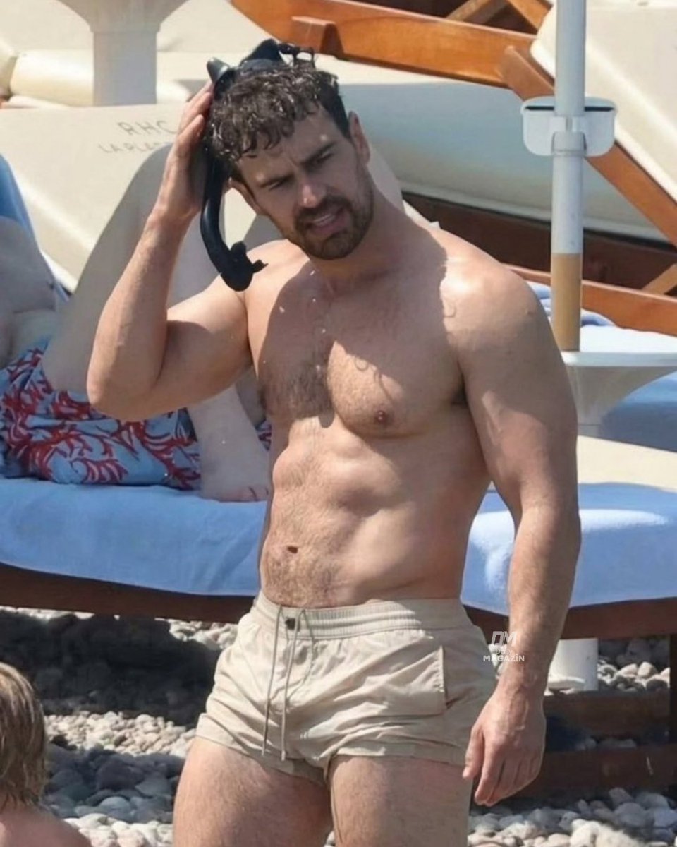 daily_magazin's tweet photo. Theo James, pehlivan fiziğiyle Sicilya sahillerinde keyif çatarken görüntülendi. https://t.co/vbyg3jW2Ju