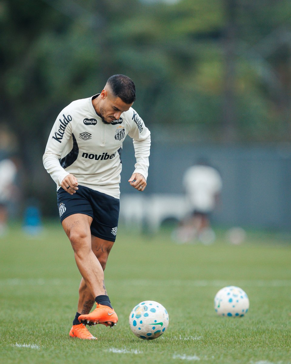 SantosFC's tweet photo. Atividade do nosso 1️⃣1️⃣. Vai pra cima deles, Coutinho! 🎩✨ https://t.co/EjfvcmTMKH