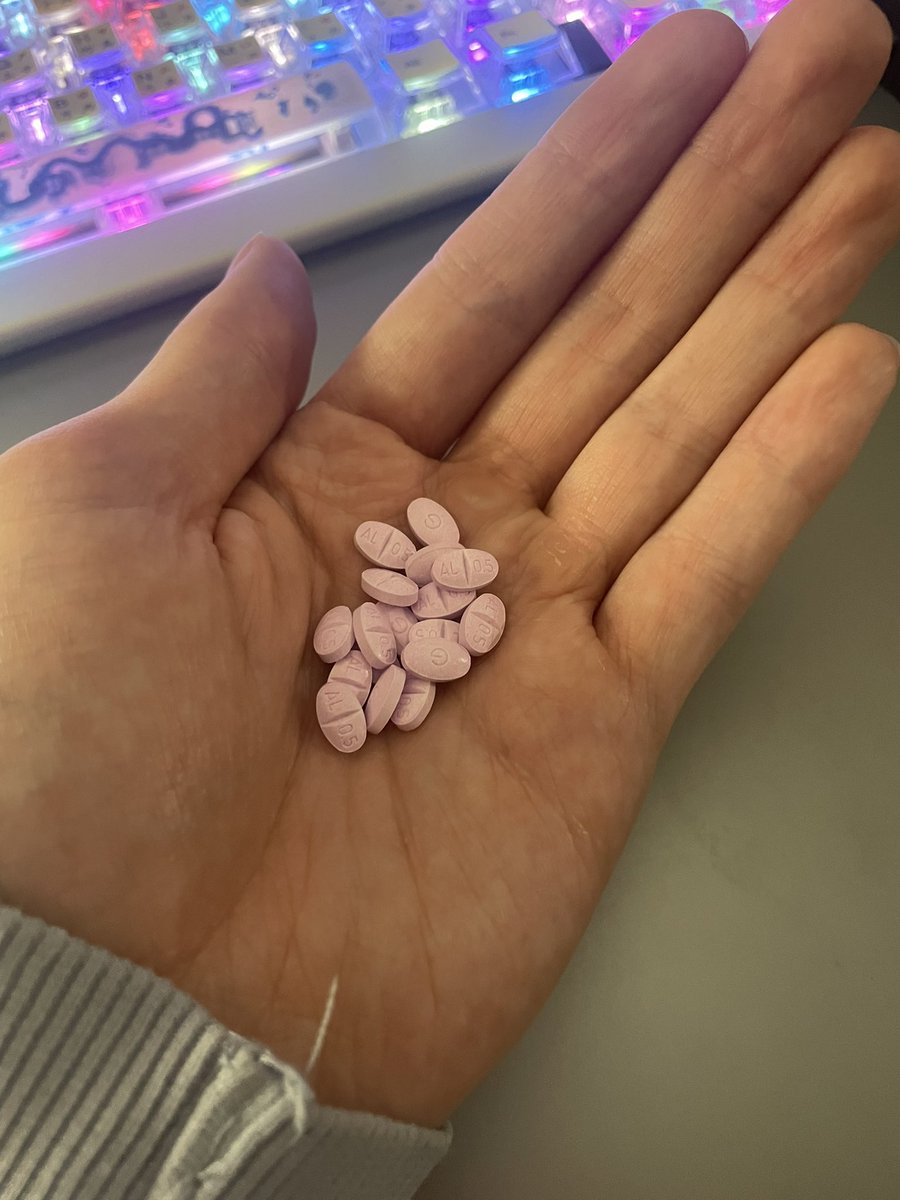 SuicidalDawg's tweet photo. Bunch of xans for a nice end of trip and a goodnight ☺️ #drugstwt https://t.co/78dIOuNoC8