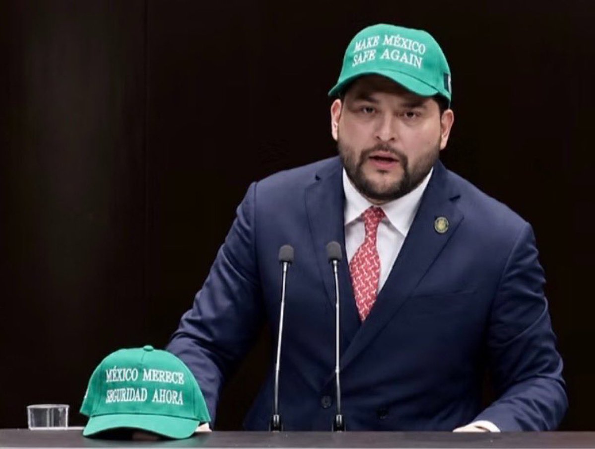 epigmenioibarra's tweet photo. Salinas Pliego el imitador de Milei, el golpista frustrado que se ganó un mote que lo acompañará toda la vida aquí, sonriente y obsequioso, con el hombre que ordenó el asalto armado a la embajada de México en quito.
El gorila del tal Alito con su gorra tipo MAGA/Trump (en inglés) haciendo en la tribuna parlamentaria una confesión de parte de su traición a México.
Así la derecha…