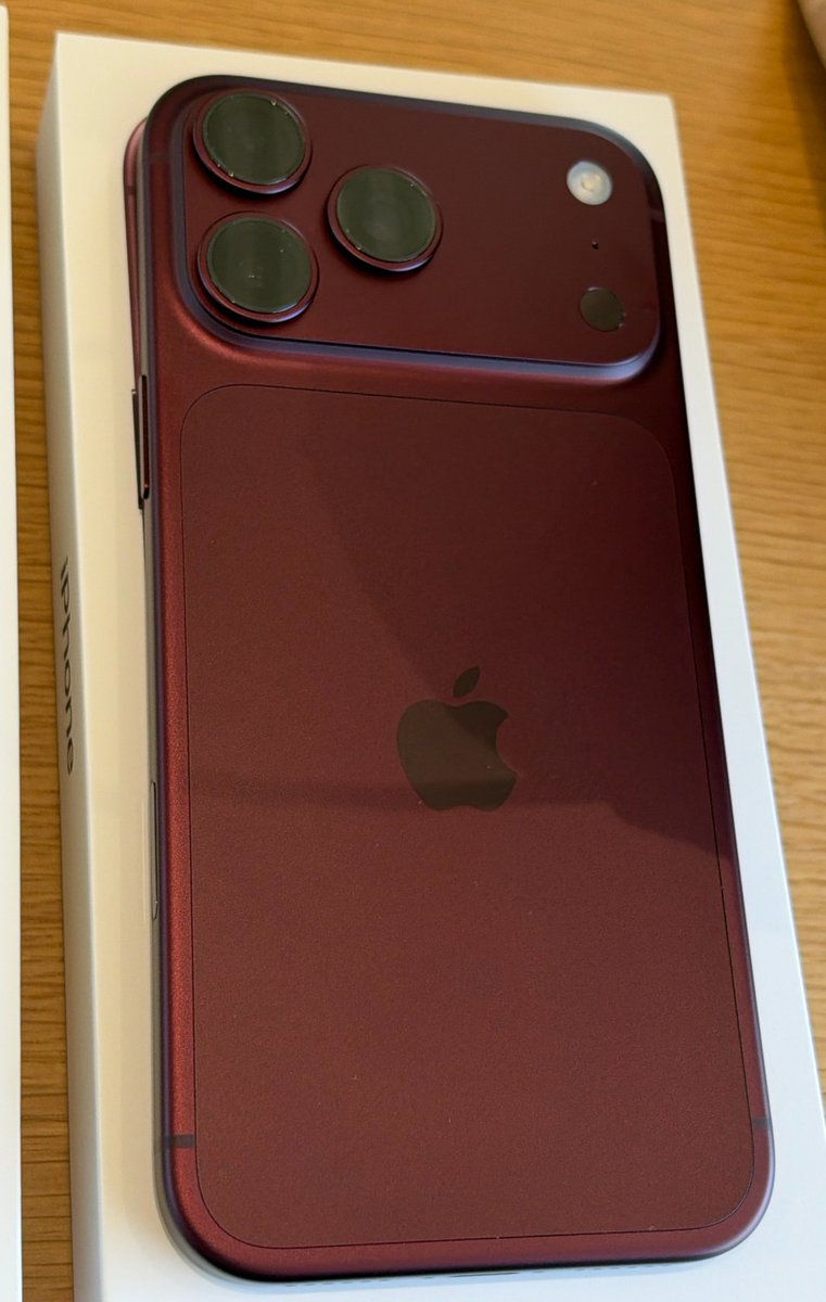 MeghanNews1's tweet photo. now i regret switching to burgundy even more. https://t.co/z6pfoSwoIB