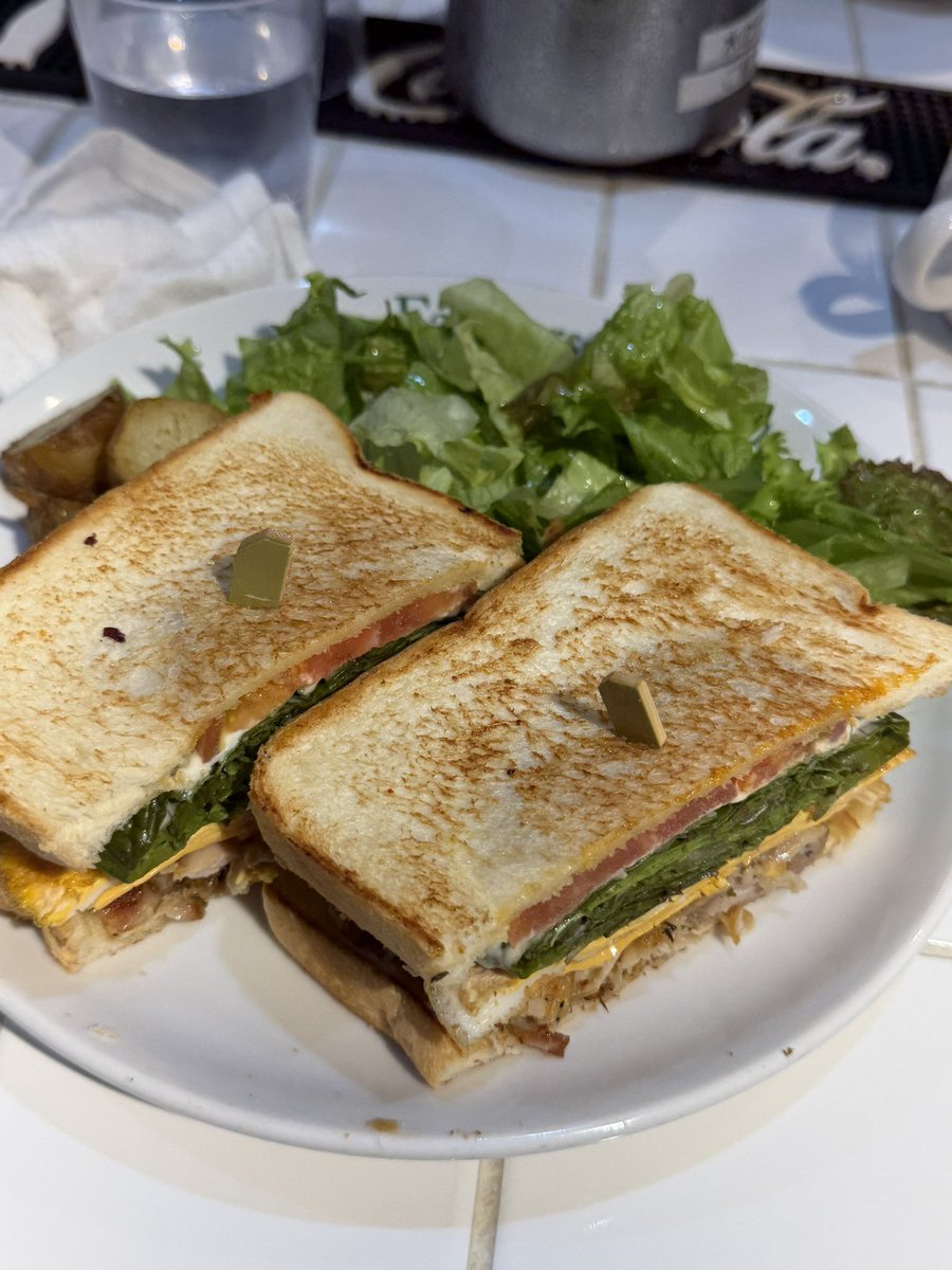 serverSE's tweet photo. ファーマーズチキン虎ノ門店でグリルドチキンとチェダーチーズのサンドイッチをランチに！巨大ロースターで丸ごと焼かれたチキンはボリューム満点で甘辛いソースがかかっています。サラダとポテトもついてお腹いっぱいになりました。激しい寒暖差に負けず、しっかり食べて乗り切りましょう！ https://t.co/9Tcvzdj6sN
