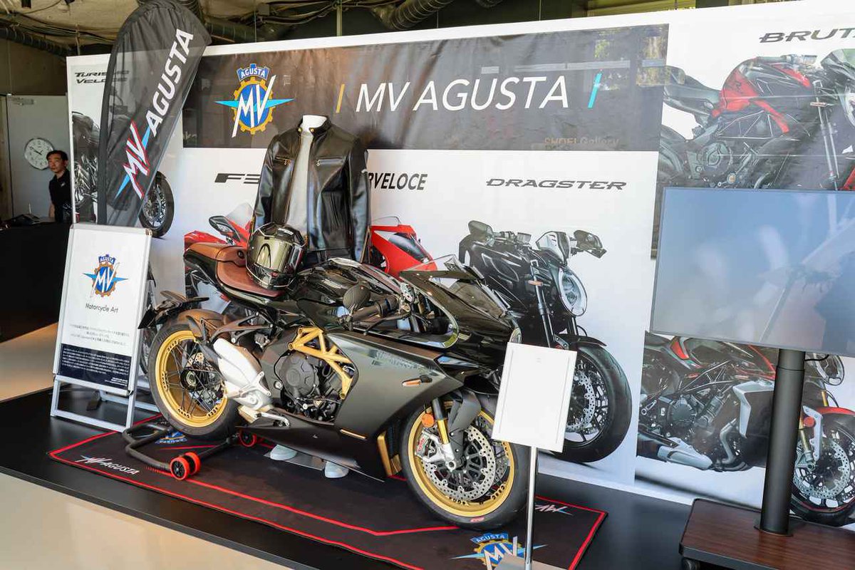 PutiMotor's tweet photo. 東名高速道路のEXPASA浜名湖に、複合型レジャー施設「ONE SEANA（ワンシーナ）」が、9/18オープン。

バイク用品店「Hamanako Moto Studio」をはじめ、カフェや立体迷路、ドッグランなどが集結。

「浜名湖 Moto Studio」は、ライコランドグループが運営。

ヤマハやデイトナの商品が展示してあったり（※一部販売）、SHOEI Galleryのサテライト店として各アイテムが販売されているほか、各種車両やアイテムの展示＆販売が行なわれている。

https://t.co/ybHNsHSl4i