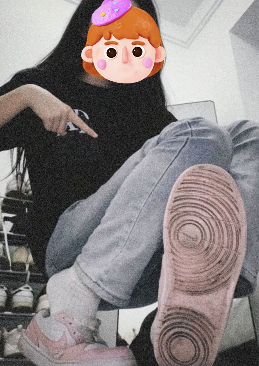 Ya5lluz's tweet photo. 看够了吗？给妈妈舔干净！
#女高 #atm奴 #榨金 #贡奴 #臭脚 https://t.co/jKabzsGfOB
