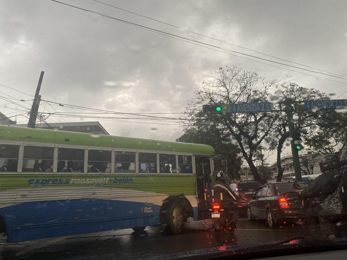 alejrunner's tweet photo. Los choferes de Mixco son igual de Milas q @netobran, se pasò cuando tenia semáforo en rojo y se queda atravesado https://t.co/IMEZWpIgu6