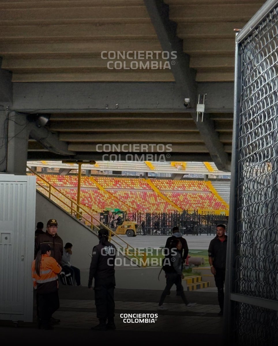 Juanjo_guerrero's tweet photo. La noticia es que ya está el piso para el gran escenario que tendrá BTS para sus dos fechas en Colombia y los ensayos para su leg por Latam, los 10 días son necesarios para dejar perfecto el estadio. https://t.co/UpY7wgfiz2
