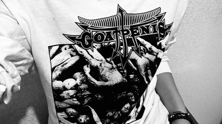 Llsbmba7's tweet photo. 私の美しい彼女が貸してくれました🎶
 #Goatpenis #blackmetal https://t.co/oPYKHwLs4J