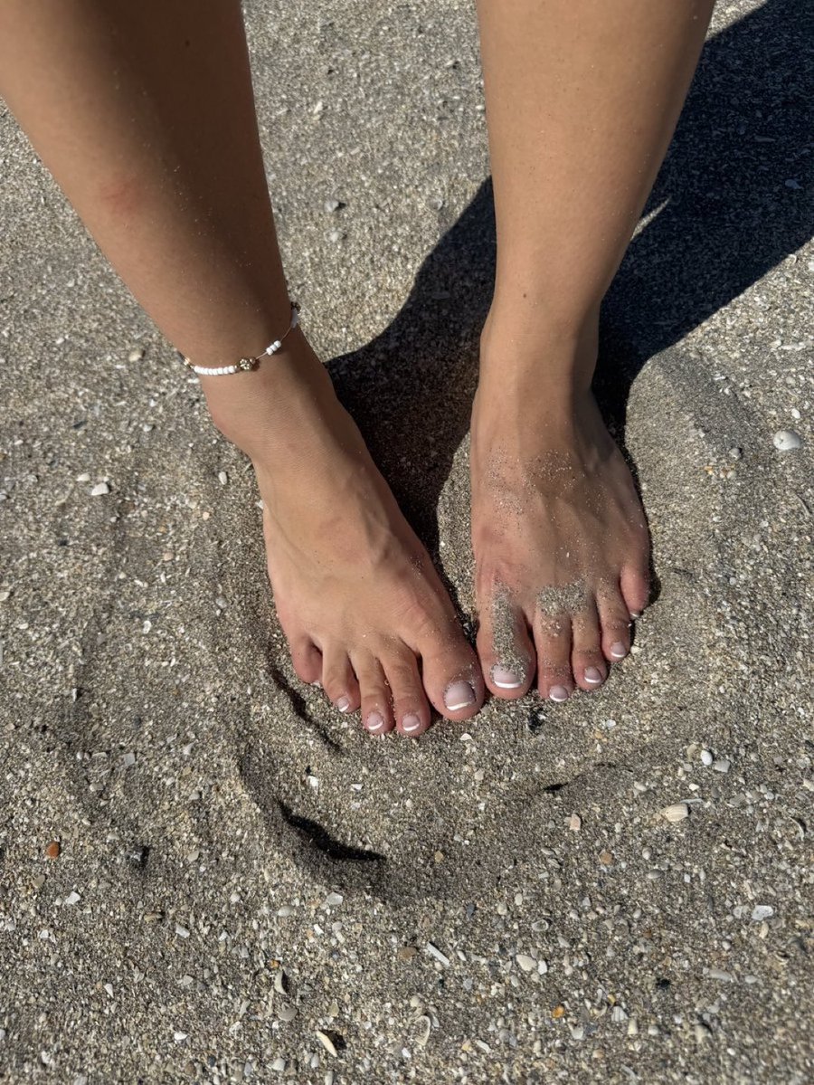 CHL0EGIRLLL27's tweet photo. Get on your knees and suck these sandy toes

#findom #nsfwtwtًً https://t.co/l1RfkHOC8V