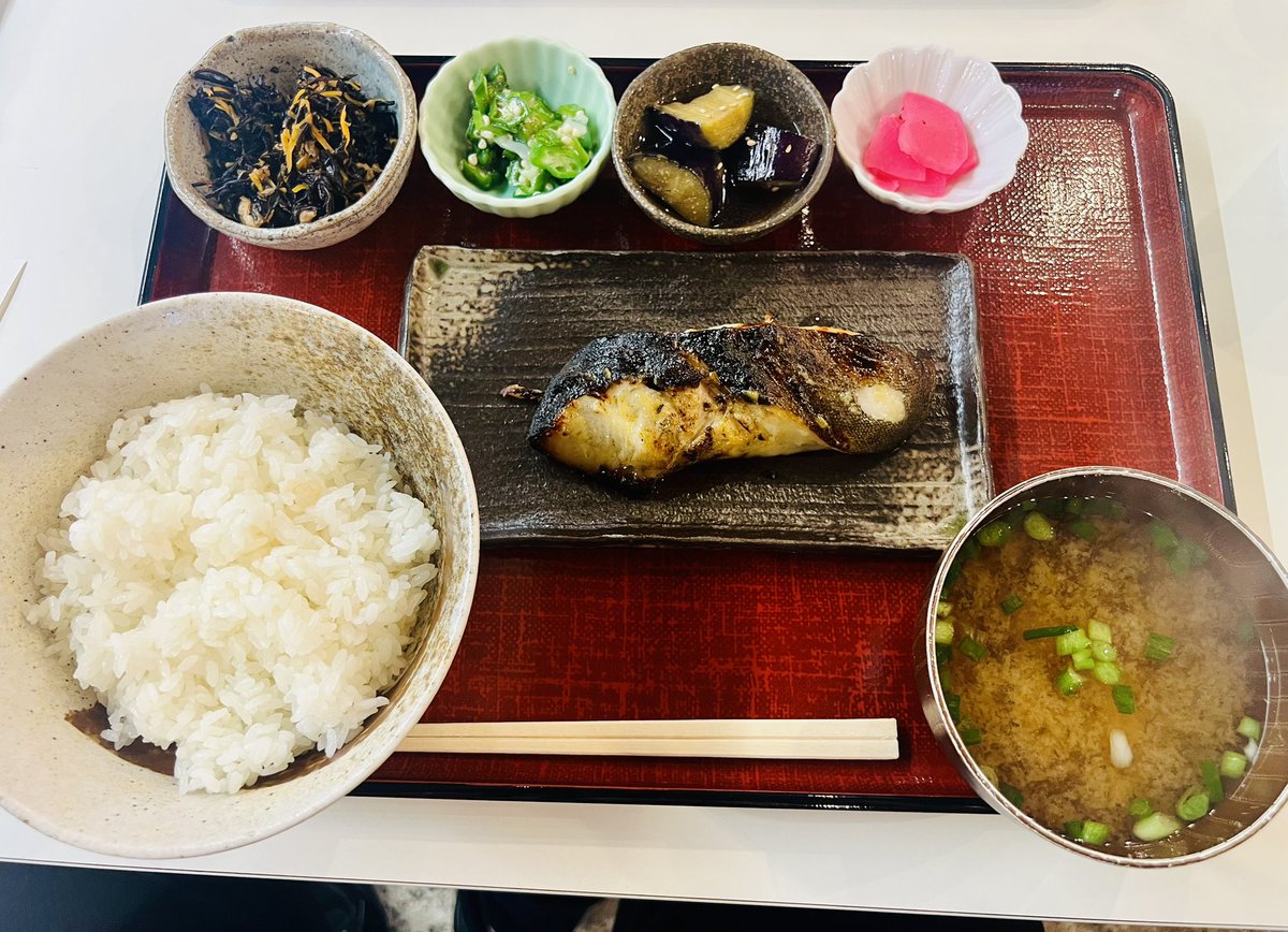 daiki380LP's tweet photo. 塩釜仲卸市場にて、銀たら西京焼きと岩牡蠣🦪 https://t.co/pDMa1jagwG
