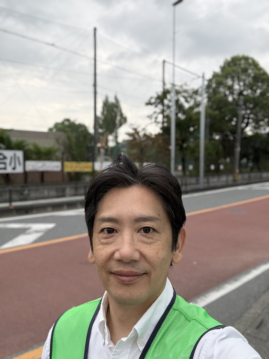 shimazaki_tomo3's tweet photo. 今日は防犯ボランティアとして、地元小学校の登校見守りに参加しました。

最近はスクールゾーンに進入する車もほとんど見かけなくなり、子どもたちが安心して笑顔で登校できる環境になってきたと感じます。

地域の安全は、毎日の小さな積み重ねから。
これからもできる範囲で見守り活動を続けていきます。
＃さいたま市
#参政党
#島崎ともあき