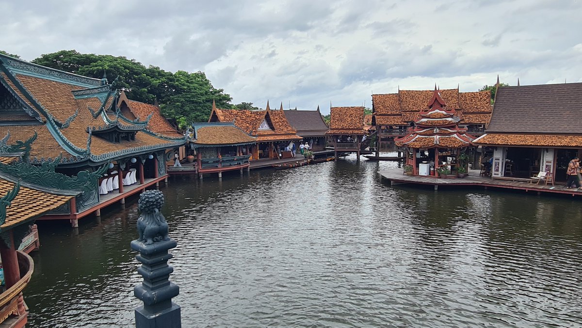 CneqTravel's tweet photo. food on the water in bangkok https://t.co/8ZmZd9ZjQT