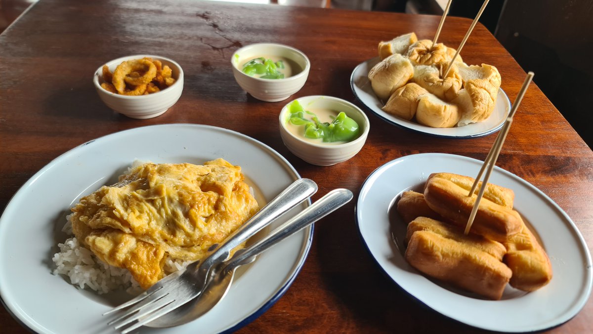 CneqTravel's tweet photo. food on the water in bangkok https://t.co/8ZmZd9ZjQT