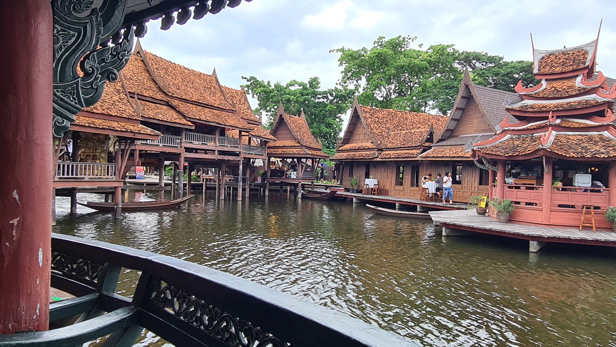 CneqTravel's tweet photo. food on the water in bangkok https://t.co/8ZmZd9ZjQT