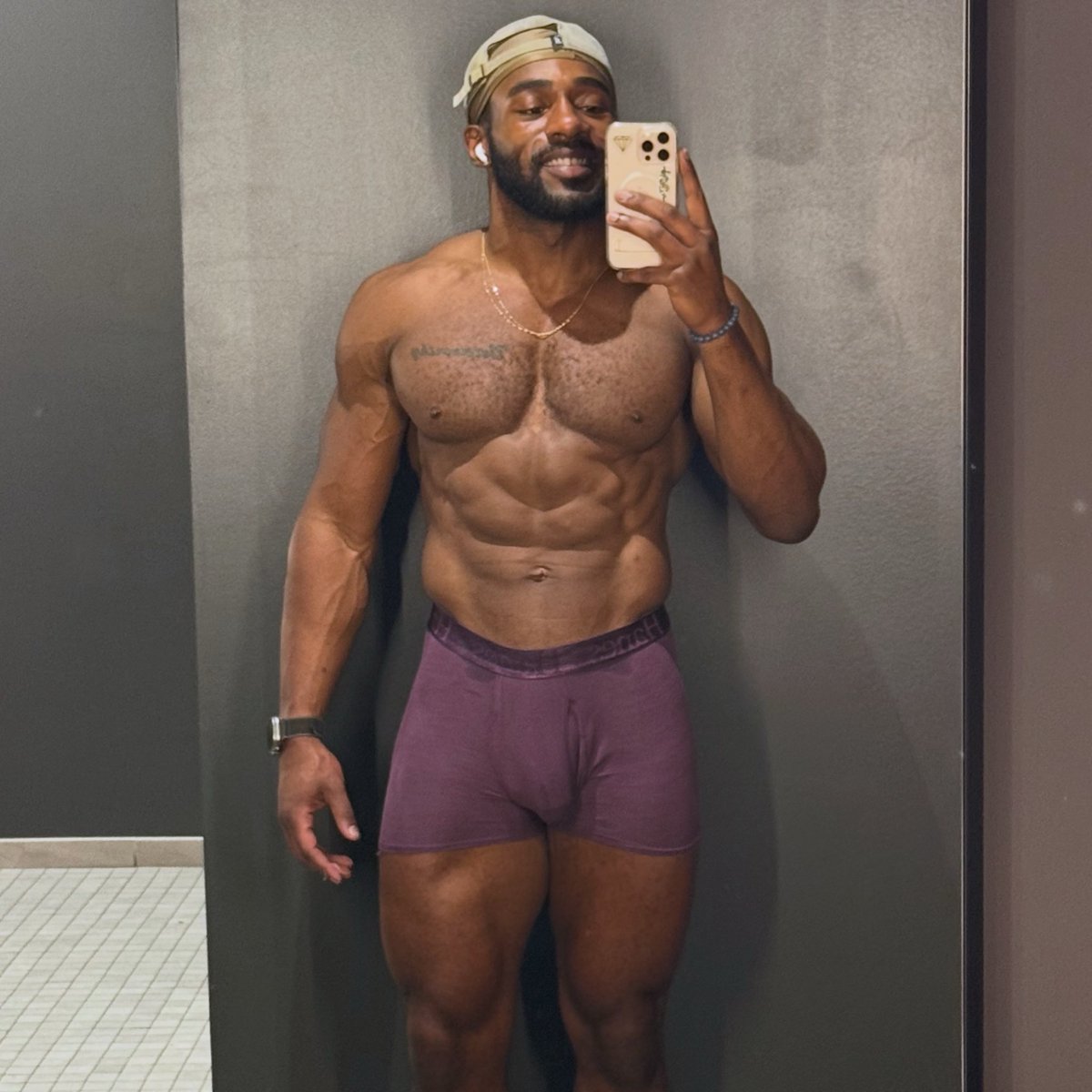 AWANJANIUS's tweet photo. Recreated my most viral set of pics, see any difference? https://t.co/47xhTe6MdZ