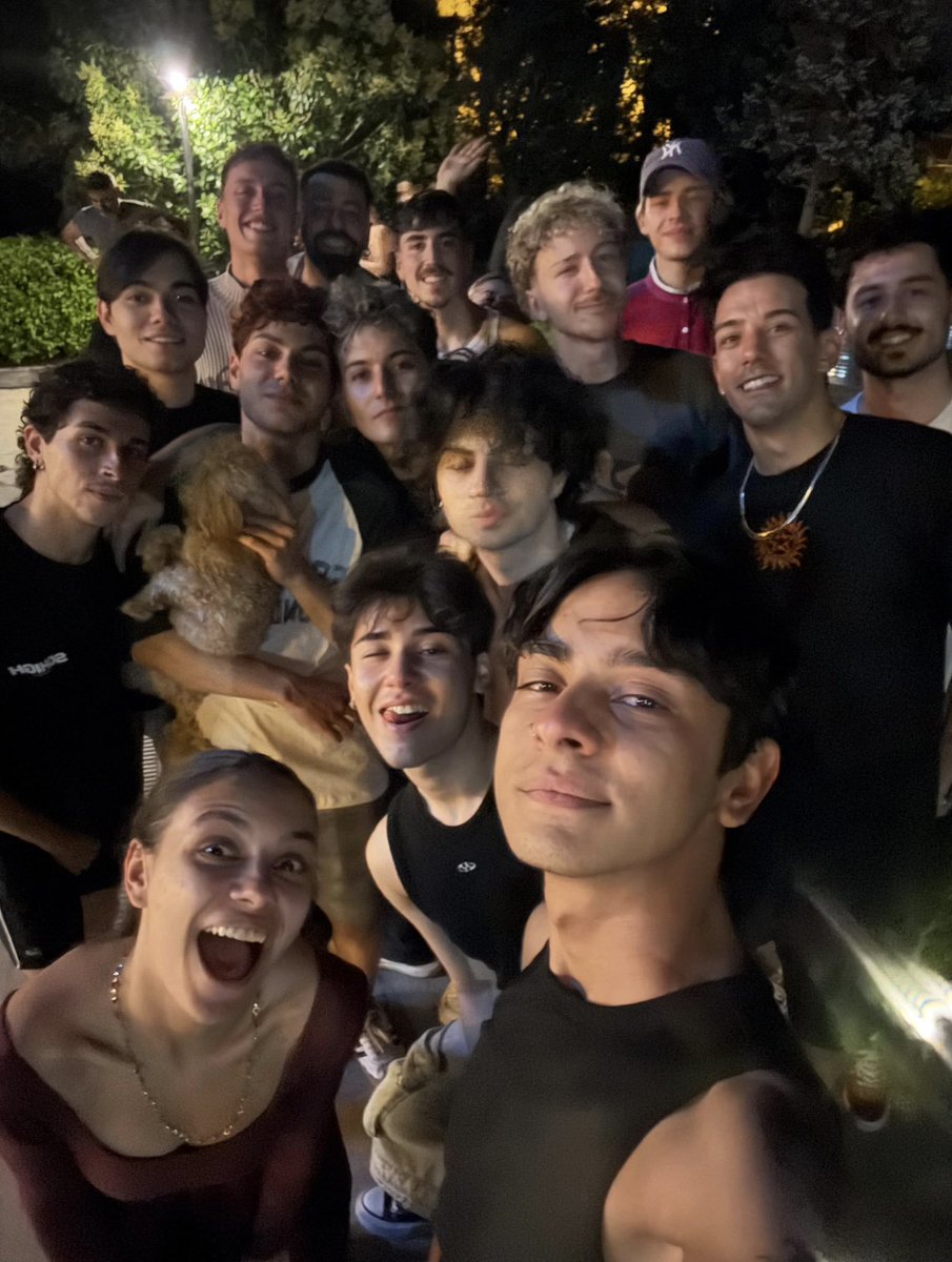 kelebekbtw's tweet photo. Mezuniyet sonrası yakın arkadaşlarımla tekrar buluşmuşuz gibi hissettiriyor bu gece https://t.co/leljyr5761