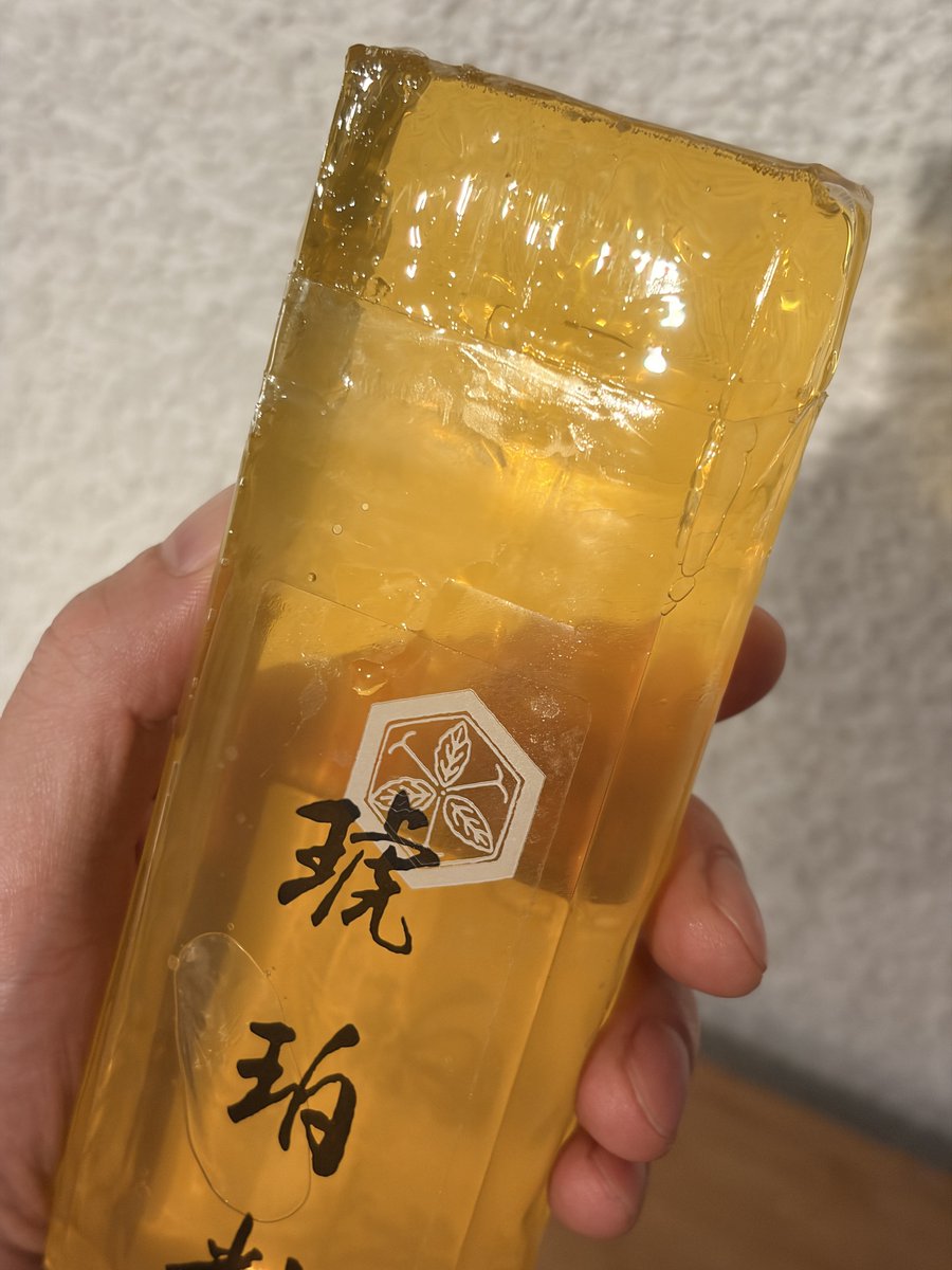 JAXX0053's tweet photo. 琥珀糖、食べてみた。
むむっ……これは美味しいぞ！？

一般的なシャリシャリした周りの砂糖がなくて、とても硬いゼリーみたいな感じ。プルプルというより「ブルブル」！羊羹よりも噛みごたえがあって面白い。

甘過ぎないから、お茶と合わせて一人でも食べきれそう。 https://t.co/N3vxGECpKR
