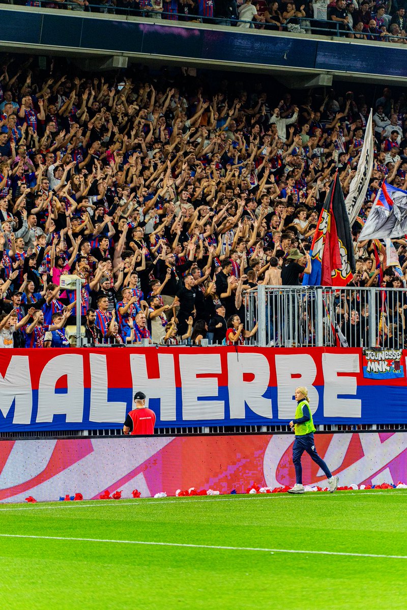 greguouze's tweet photo. Victoire sur le terrain, victoire dans les tribunes 🔥❤️💙 
#TeamSMC #SMCFCR https://t.co/Bf7uJO3BRg