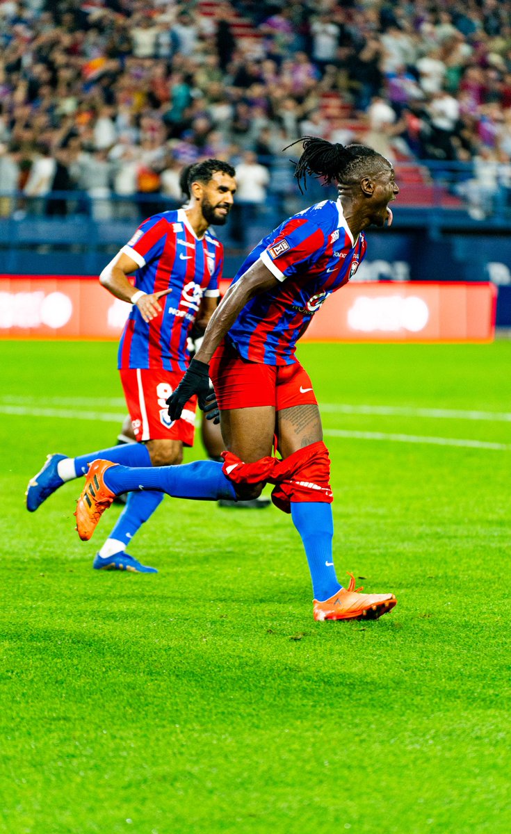 greguouze's tweet photo. Victoire sur le terrain, victoire dans les tribunes 🔥❤️💙 
#TeamSMC #SMCFCR https://t.co/Bf7uJO3BRg