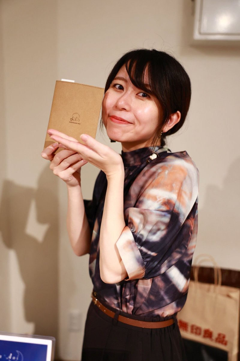 pcxbomb's tweet photo. いろいろ考えて練った企画ライブでしたね❢
ジャンケンで勝ち抜いてお二人のサイン入りの歌う魚９周年記念ポスターをゲットできました✌️
ラッキー❗❗❗
そのポスターを持ってもらって記念撮影も📸
.
『aoco. × 吉川葵 presents「琥珀の遊泳」』
2026/9/24
.
#吉川葵 #aoco. #歌う魚 https://t.co/cz6cjcqRSi