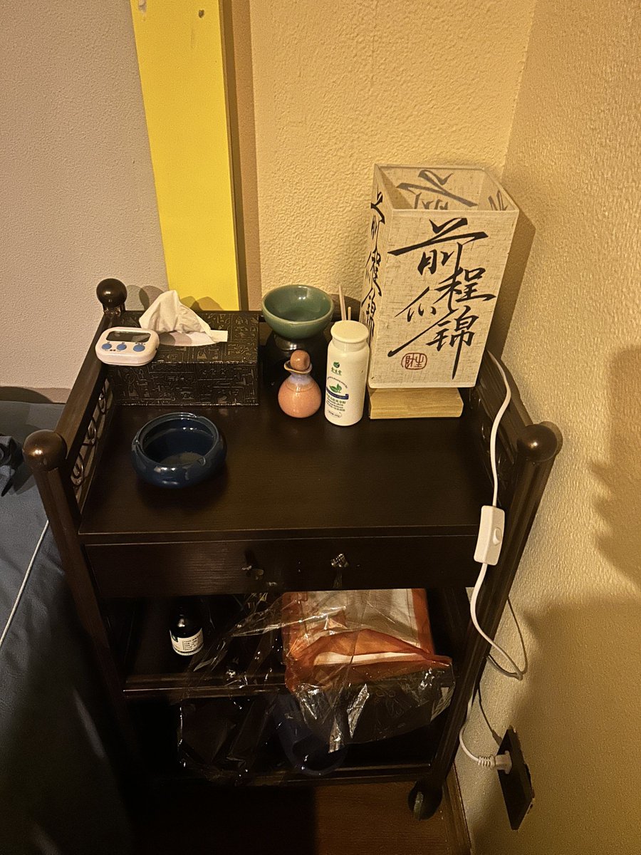 rjforjforfor's tweet photo. [Fishy scent punished his lazy behavior in the dorm, making everyone stay away from his desk]， https://t.co/snzCKfw1NZ