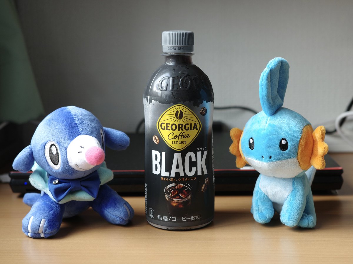nigredo_black's tweet photo. おはようございます！
今日はお家にいたミズゴロウを初めてお仕事に連れてきました。ふたりの大きさはさほど変わらない（むしろ頭のヒレの分ミズゴロウの方が大きい）のに、ミズゴロウの方がちんまりしてるように感じるのは何故だろう？体が小さいからかなあ〜。可愛いねぇ〜。 https://t.co/qRyQZdLFTe