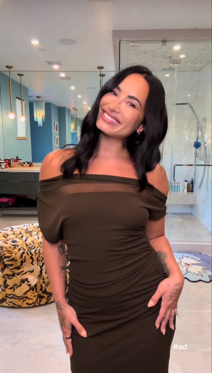 cmilasdemi's tweet photo. nao existe NINGUEM que seja mais bonita que a demi https://t.co/29SlTMHBgr