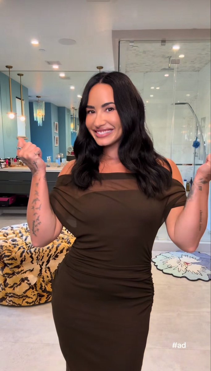 cmilasdemi's tweet photo. nao existe NINGUEM que seja mais bonita que a demi https://t.co/29SlTMHBgr