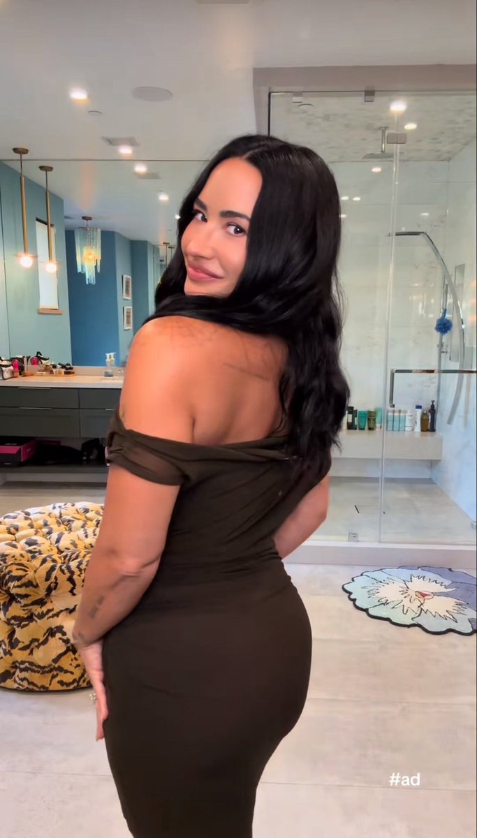 cmilasdemi's tweet photo. nao existe NINGUEM que seja mais bonita que a demi https://t.co/29SlTMHBgr