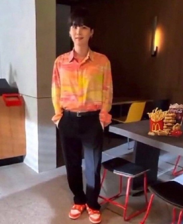 respctyoongi's tweet photo. ya me quiero sacar fotos en frente del estadio con el outfit y todo
las fotos: https://t.co/zM31Jlio5n
