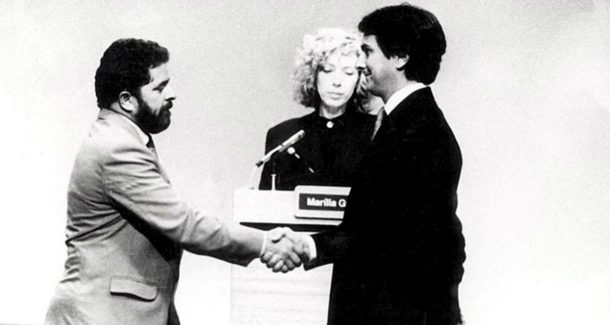 ancapsu's tweet photo. Cara, que doidera. Eu falei em um vídeo sobre o Lula e o aparelho de som 3-em-1 que foi objeto de polêmica nos debates da eleição de 1989. Muita gente acredita que lula perdeu a eleição por causa disso. É questionável.

Eu vi o vídeo do lula com o aparelho 3-em-1 atrás. Tenho certeza. Me recordo precisamente da imagem. Não foi no debate, foi num vídeo anterior, que foi referenciado no debate. Me recordo perfeitamente disso. No entanto, não consigo achar a imagem na internet. Apagaram a imagem do Lula com o 3-em-1 de tal forma que não sobrou vestígio disso. 

Lógico também que era uma besteira ter um aparelho de som: era algo caro, mas nem tanto. Muita gente tinha. Não significa nada. Ainda mais que lula explicou que era de um empresário que ele estava usando casa para gravar o vídeo. 

Fico me perguntano se toda essa tara do lula de ocultar patrimônio, de colocar o triplex no nome de um, sítio no nome de outro, etc, não vem exatamente desse trauma com o 3-em-1.