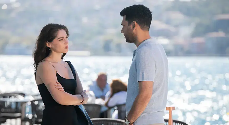 Turkishipper's tweet photo. Inicio de temporada doloroso, salto temporal y nuevas tramas, el final del capitulo siendo una intriga como siempre, entiendo el dolor de Zeynep pero ella debe ser comprensiva con Serhat también, son sus hijas, y ganas de que por fin se entere sobre Kader  #güllervegünahlar https://t.co/e7jM3xf7CN