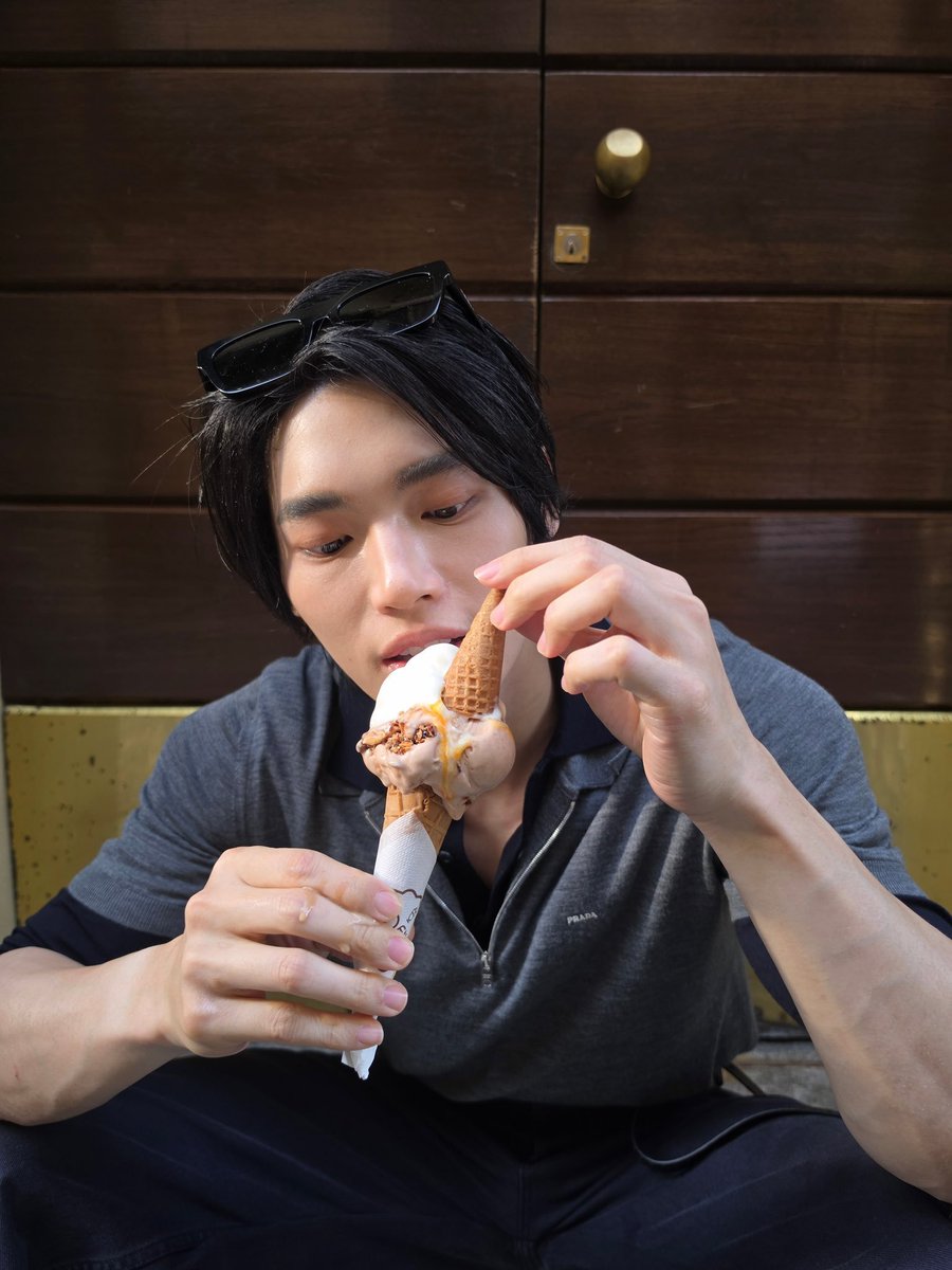 clarisfication's tweet photo. "fotoin aku
mukbang gelato"                                 "iyaa" https://t.co/7iaAItZU6r