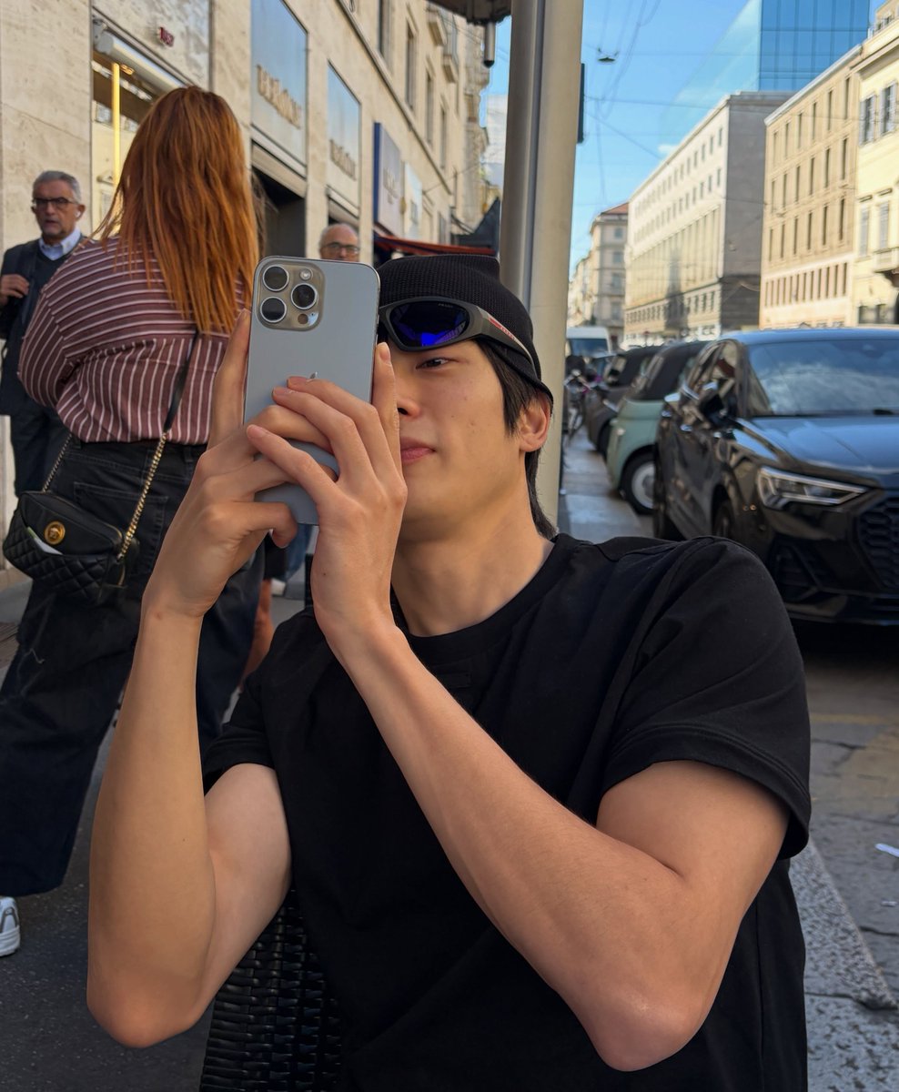 clarisfication's tweet photo. "fotoin aku
mukbang gelato"                                 "iyaa" https://t.co/7iaAItZU6r