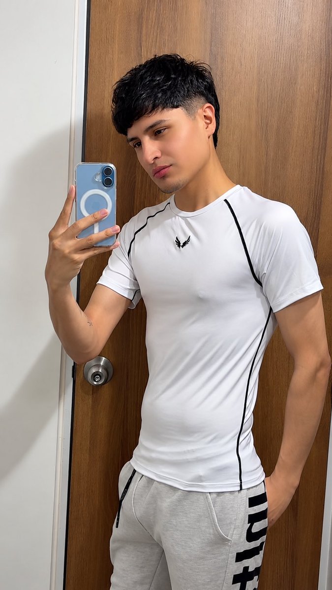 esjuanse_'s tweet photo. Volvimos al gym a ver si logramos el cuerpower 😔😔 https://t.co/KpcEx3X7qJ