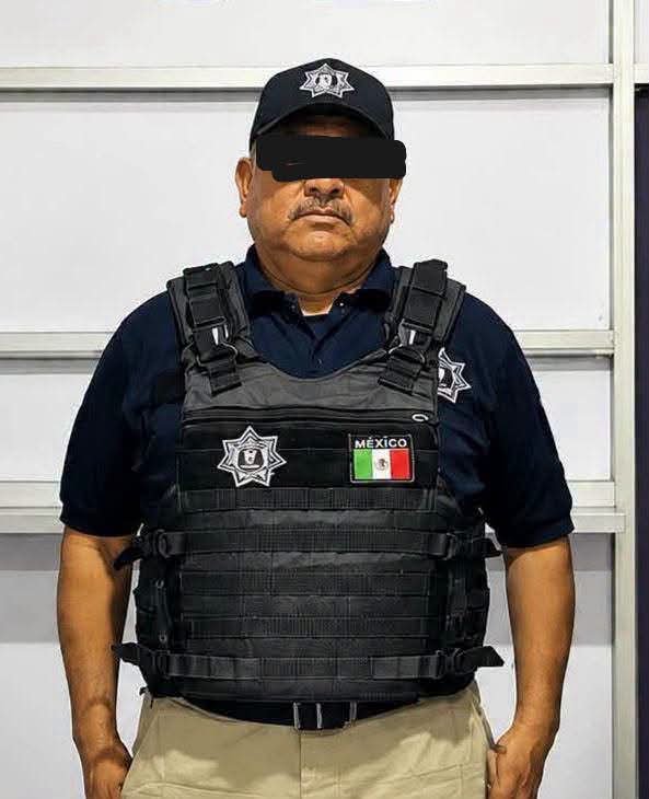 FreddyOliviery's tweet photo. Que caigan todos los que tengan que caer. En México no hay impunidad 👊

🚨 DETIENEN A EXCOMISIONADO DE LA POLICÍA DE JUCHITAN POR PRESUNTO VÍNCULO CON BRAZO DEL CJNG 🚨👮🏽‍♂️⚖️

La operación que inició con la detención del presidente municipal de Juchitán, M.S.A., alias “Quetu”, sumó este jueves a un nuevo detenido: se trata de J.K.M.S., excomisionado de la Policía Municipal, quien fue aprehendido durante la segunda fase del operativo desplegado en el municipio.

La Fiscalía General del Estado de Oaxaca (FGEO) informó que existe una orden de aprehensión en su contra por su probable responsabilidad en el delito contra la investigación y seguridad del Estado. 

De acuerdo con las investigaciones de la Fiscalía, presuntamente habría brindado protección al grupo identificado como “Los Cromos”, al que las autoridades vinculan con el Cártel Jalisco Nueva Generación (CJNG) en la región.

La captura fue realizada por la Unidad de Fuerza de Acción Estratégica (UFAE), con apoyo de la Secretaría de Marina (SEMAR), la Secretaría de Seguridad y Protección Ciudadana (SSPC) federal, Guardia Nacional, Secretaría de la Defensa Nacional (DEFENSA) y Policía Estatal.

Con esta detención ya son tres las personas aprehendidas en el operativo. El miércoles fueron detenidos el presidente municipal, M.S.A., “Quetu”, y C.A.P.L., “La Parka”.