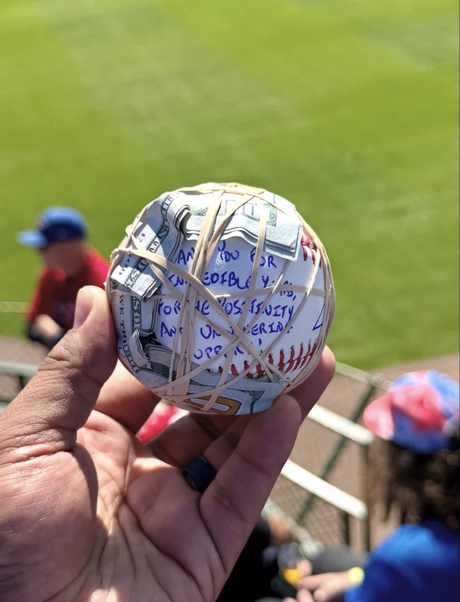 WUTangKids's tweet photo. Ian Happ is an absolute legend….dude playing possibly his last game at Wrigley tossed a ball to the bleachers with $300 cash to buy fans beers https://t.co/dZxVsO16Gg