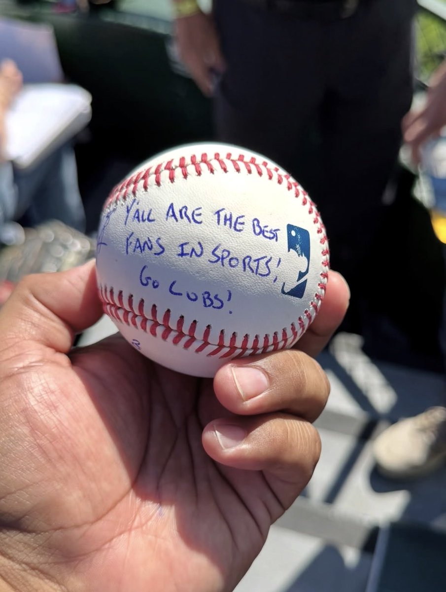 WUTangKids's tweet photo. Ian Happ is an absolute legend….dude playing possibly his last game at Wrigley tossed a ball to the bleachers with $300 cash to buy fans beers https://t.co/dZxVsO16Gg