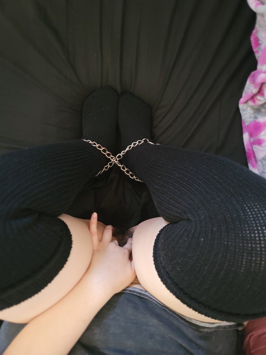 LiminalHound707's tweet photo. Good Hounds love being chained up😌🖤
(~Forgot to post these the other day, enjoy~)

#Nsfwtwt #ftm #needypuppy  #thighs https://t.co/tzBjSTakCX