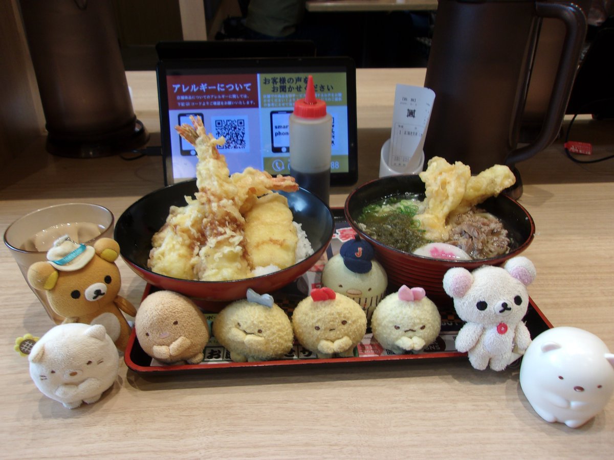 dollondodom's tweet photo. 美味えだ🐎🏇の助81話🍤アゲアゲ🍜フライデー🍤阪神🚃尼崎センタープール駅南側の尼ドゥ🏬内の「資さんうどん」第2弾です！🍤えびえび🦐EveryDay！🎤な「資さんの天丼セット」です🍟揚げ物ファミリーのオンステージ！今回も🍜うどんは肉ごぼう天です。とろろ昆布入れ放題がいいですね。 https://t.co/Vv91KRZZAf