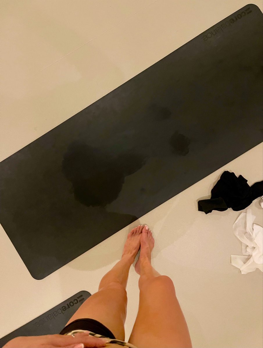FromCamilleVega's tweet photo. Casual post-hot Pilates Rorschach test. I know what I’m seeing… #Freudian answers only, please https://t.co/3gTYmt9ZdW