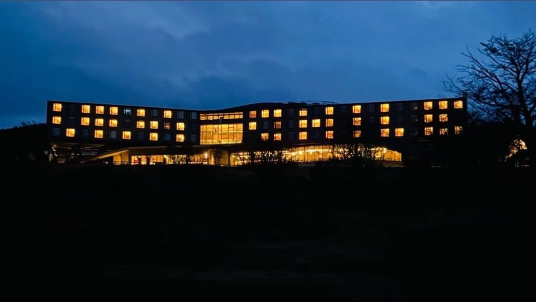 cesar_quezada's tweet photo. ¡VIVA CHILE! 🇨🇱🇦🇶🇨🇱 🏨 🏔️ 

Mañana se inaugura el hotel de lujo más austral del mundo en la ciudad de Puerto Williams en isla Navarino 

Chile fortalece su dominio sobre el sur del mundo

#Soberania #Magallanes #puq https://t.co/0ilgcXXCJD