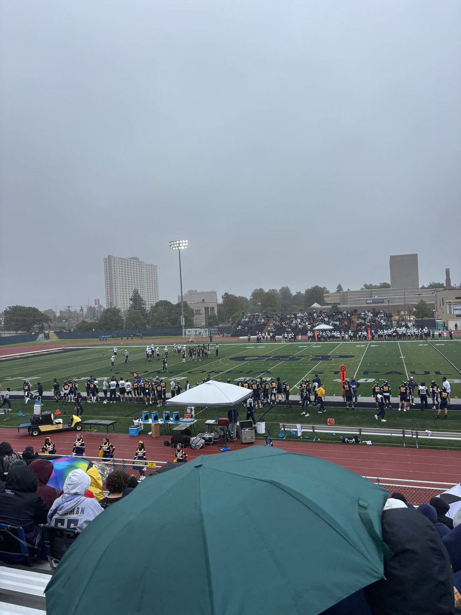 hunter_page15's tweet photo. Had a great game day visit at @CSPBearsFB.  Thank you to @KeatonEdwards30 for inviting me up there. Can’t wait to keep working with them in the future

@PHTrojansFB @CoachAndySims @810varsity https://t.co/XPsFKujGR2