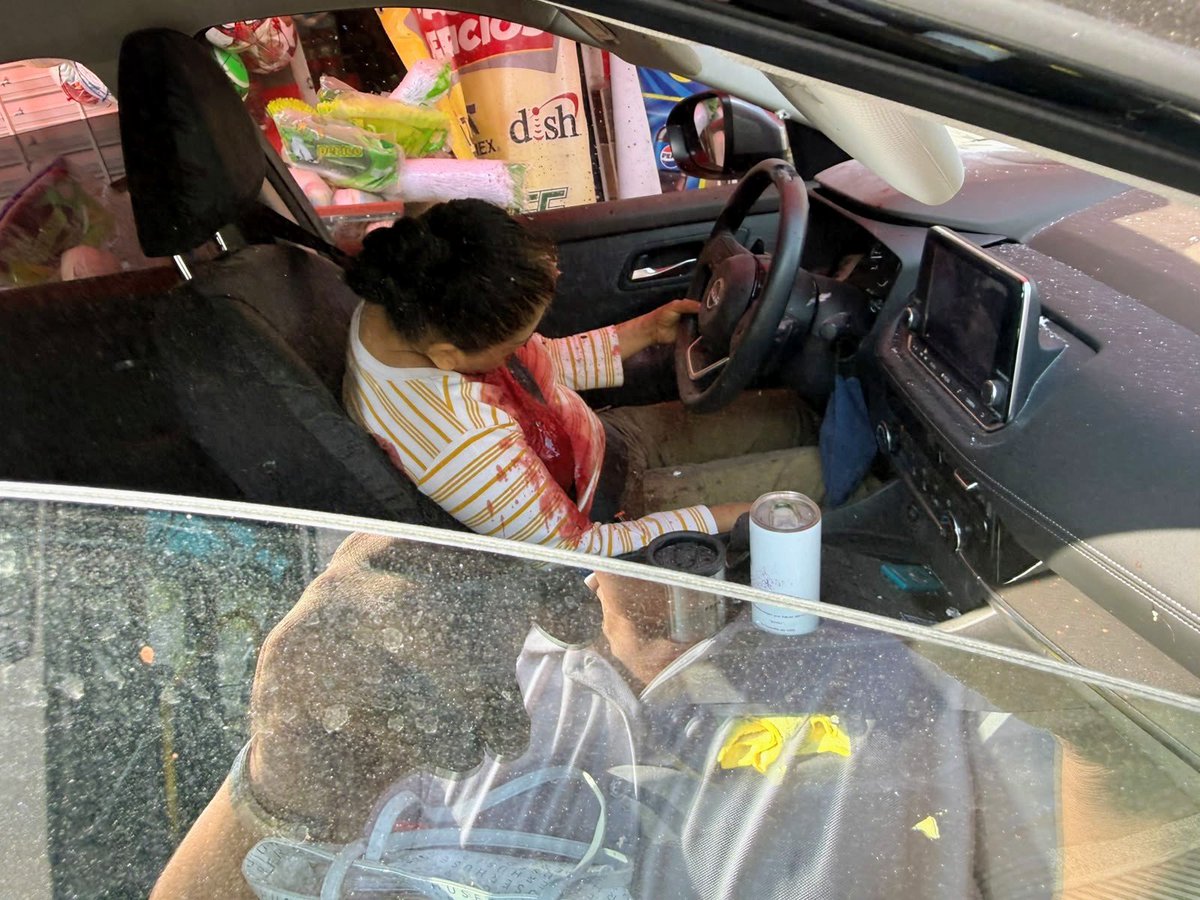 Mor_en_lucha's tweet photo. #ULTIMAHORA #Feminicidio Motosicarios acribillan con quince a mujer que viajaba camioneta Nissan en Pedregal de Las Fuentes #Jiutepec Por la mañana un muerto y un herido #Anenecuilco #Ayala mismo modus operandi. NINGÚN DETENIDO SEGUIMOS SIN RESULTADOS. #Morelos #LaTierraQueNosUne https://t.co/LpQHH3JZHR